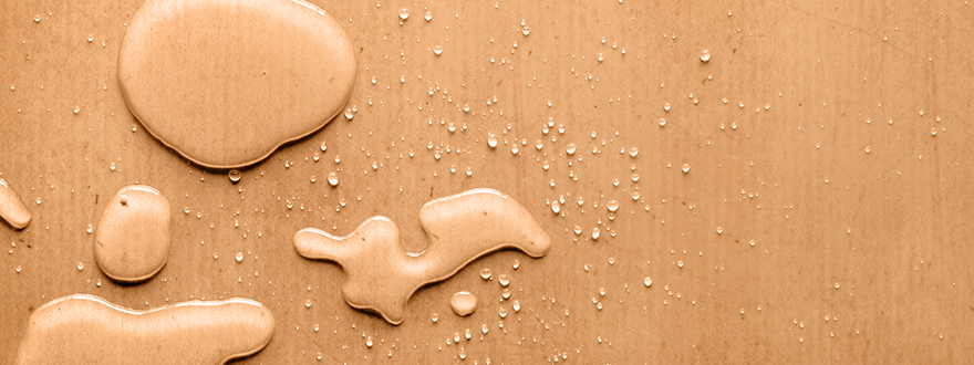 Wassertropfen perlen auf beschichtetem Papier ab