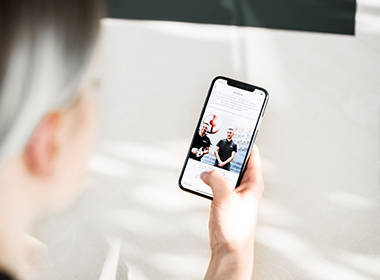 1:1 miteinander kommunizieren. Christiansen Prints neue Mitarbeiter-App