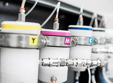 CMYK Farbbehälter an der Digitaldruckanlage