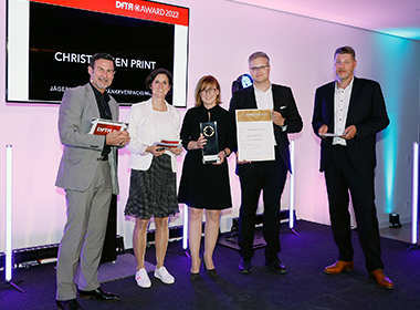 Christiansen Print gewinnt DFTA Award 2022: Preisträger und Preisverleihende auf einem Foto