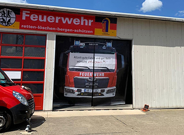 Spende: Poster mit einem Bild des neuen Feuerwehrautos