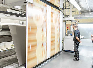 Ein Christiansen Print Mitarbeiter prüft ein Druckbild in der Belt-Flexodruckanlage