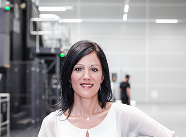 Christiansen Print employee Janet Kleinert next to the digital printing press in Ilsenburg, Germany.